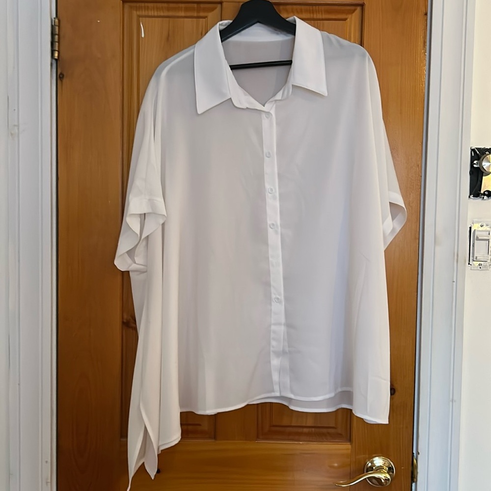 Short sleeves asymmetrical blouse.
